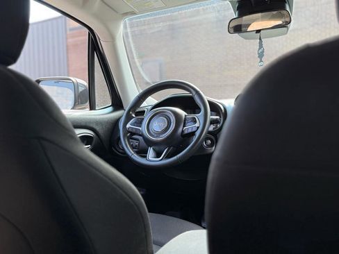Used 2018 Jeep Renegade Latitude FWD image 14