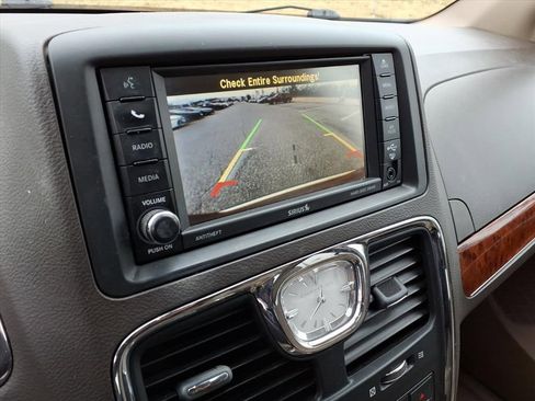 Used 2016 Chrysler Town & Country Limited Platinum image 23