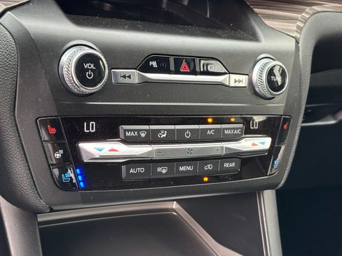 Used 2020 Ford Explorer Limited w/ Hybrid Equipment Group 310A AWD/4WD image 11