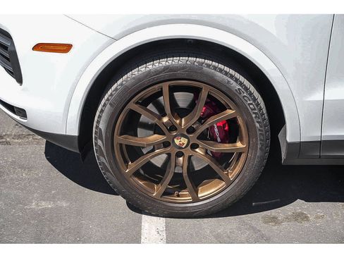 Used 2023 Porsche Cayenne Platinum Edition AWD/4WD image 9