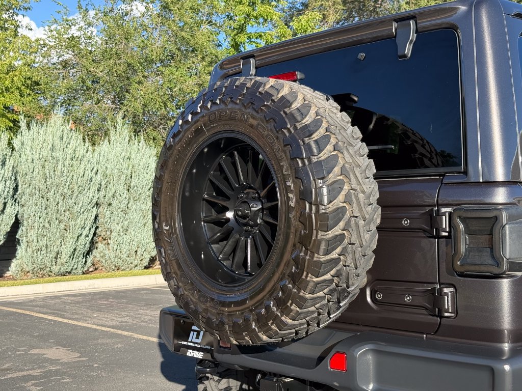 Used 2018 Jeep Wrangler Unlimited Sahara w/ Uconnect 4C Nav & Sound Group AWD/4WD image 15