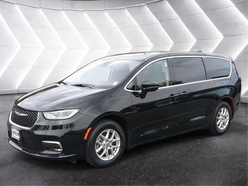 Used 2024 Chrysler Pacifica Touring-L FWD image 2