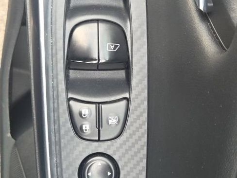 Used 2025 Nissan Sentra SR FWD image 17