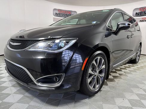 Used 2017 Chrysler Pacifica Limited w/ UConnect Theater Package image 8