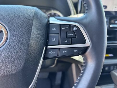 Used 2023 Toyota Highlander XLE FWD image 29
