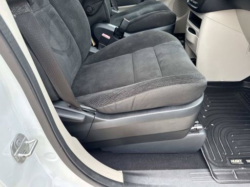 Used 2020 Dodge Grand Caravan SE w/ UConnect Hands-Free Group FWD image 11