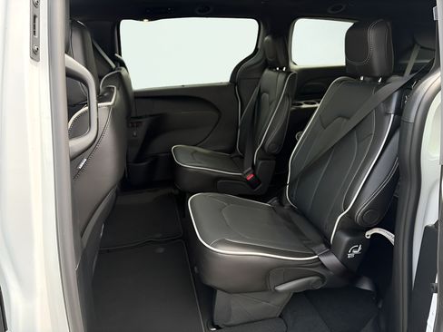 New 2027 Chrysler Pacifica Limited FWD image 12