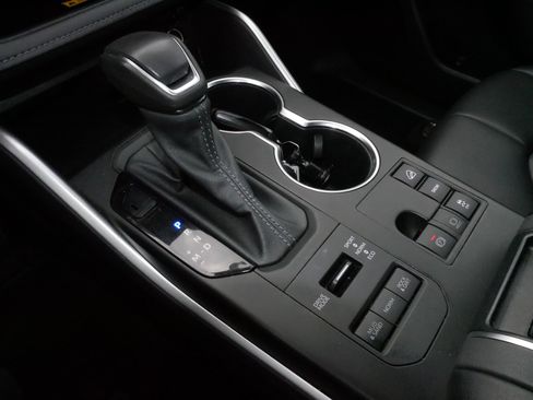 Certified 2024 Toyota Highlander XLE image 24