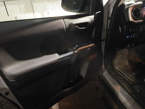 Used 2021 Toyota Tacoma SR5 w/ Trail Edition image 6