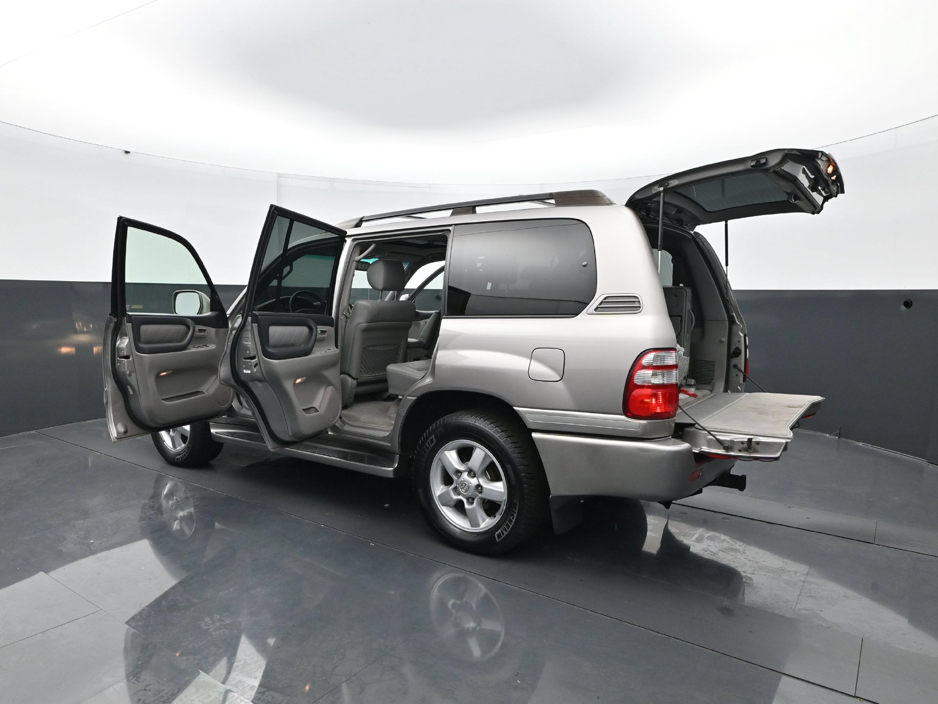 Used 2005 Toyota Land Cruiser AWD/4WD image 33