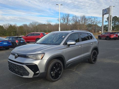 New 2026 Volkswagen Taos SE image 3