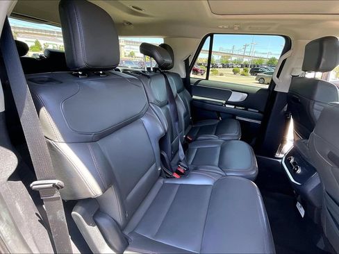 Used 2025 Ford Expedition Active AWD/4WD image 28