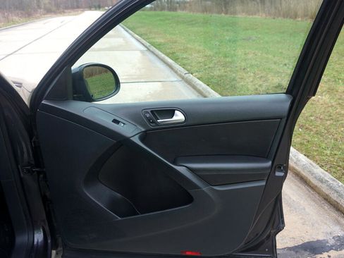 Used 2016 Volkswagen Tiguan S image 17