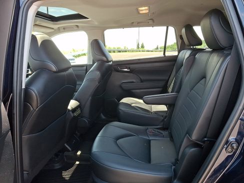 Used 2023 Toyota Highlander XLE FWD image 11