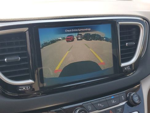 Used 2023 Chrysler Pacifica Touring-L FWD image 21