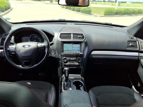 Used 2018 Ford Explorer XLT w/ Equipment Group 202A FWD image 8
