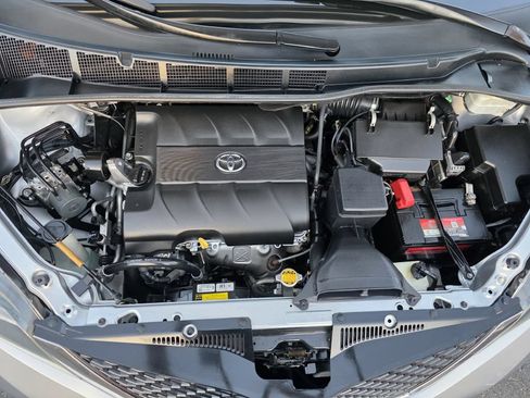 Used 2014 Toyota Sienna SE FWD image 14