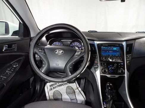 Used 2011 Hyundai Sonata SE w/ Navigation & Sunroof Pkg 4 FWD image 12