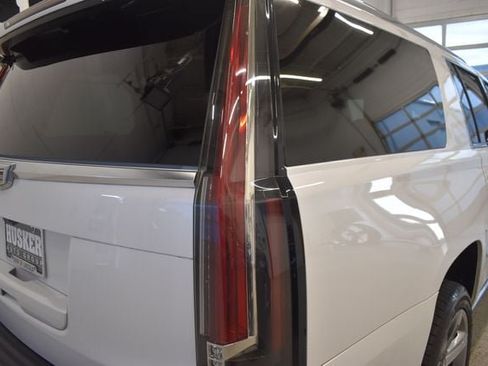 Used 2017 Cadillac Escalade ESV Premium Luxury AWD/4WD image 12