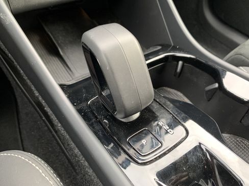 Used 2025 Volvo XC40 B5 Plus image 26