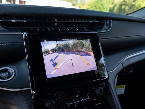 New 2025 Jeep Grand Cherokee Altitude image 24