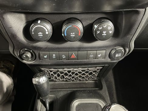 Used 2017 Jeep Wrangler Unlimited Sahara w/ Connectivity Group image 22