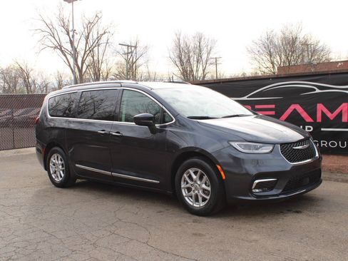 Used 2021 Chrysler Pacifica Touring-L FWD image 4