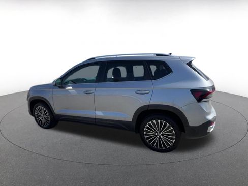 Used 2025 Volkswagen Taos SE FWD image 11