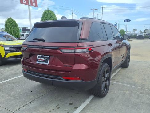 Used 2023 Jeep Grand Cherokee Limited w/ Luxury Tech Group II AWD/4WD image 4