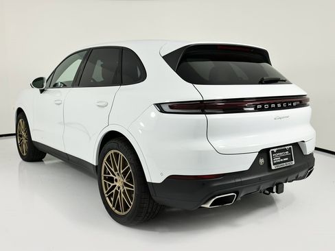 Certified 2025 Porsche Cayenne w/ Premium Package Plus image 3