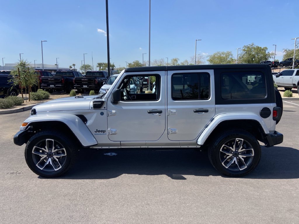 Used 2024 Jeep Wrangler Unlimited AWD/4WD image 4