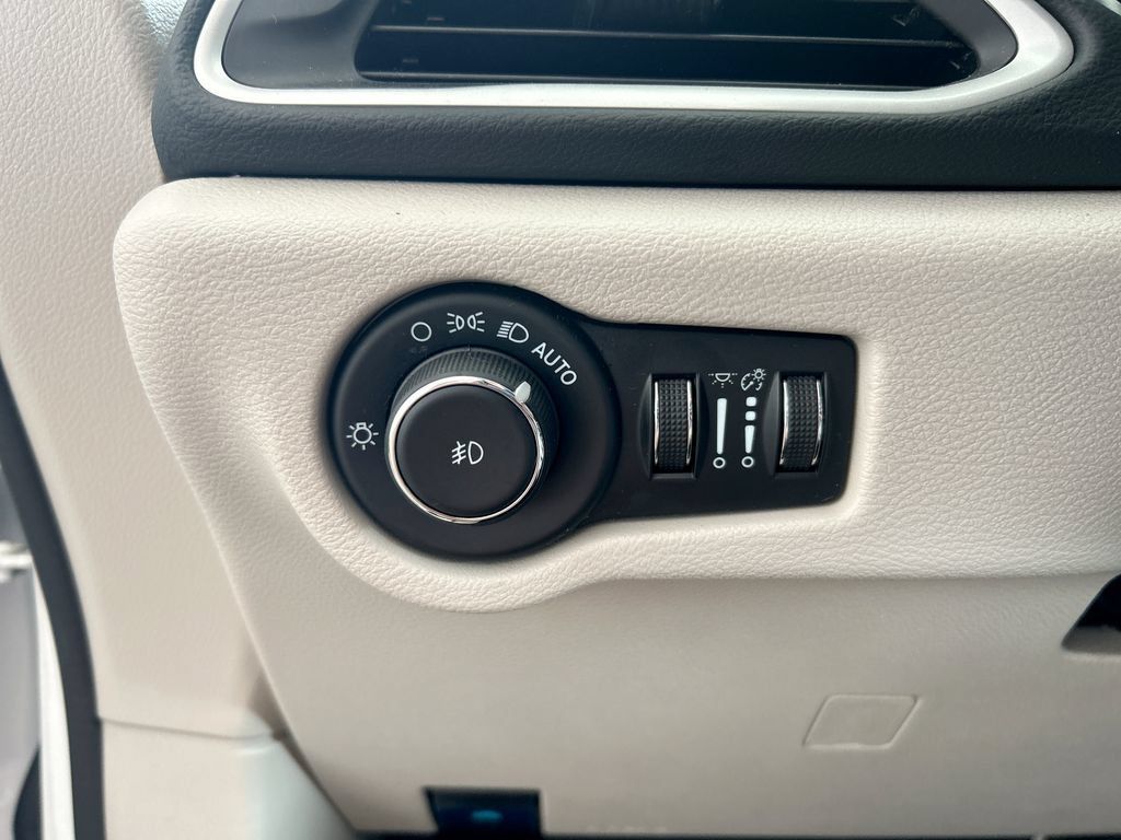 Used 2023 Chrysler Pacifica Touring-L FWD image 14