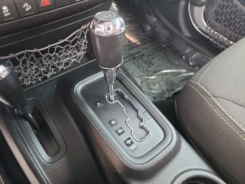 Used 2017 Jeep Wrangler Sahara w/ Connectivity Group image 27