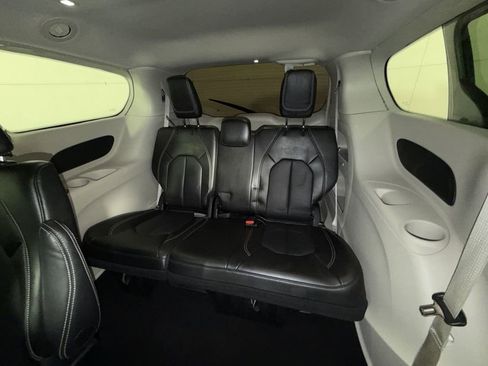 Used 2024 Chrysler Pacifica Touring-L image 24