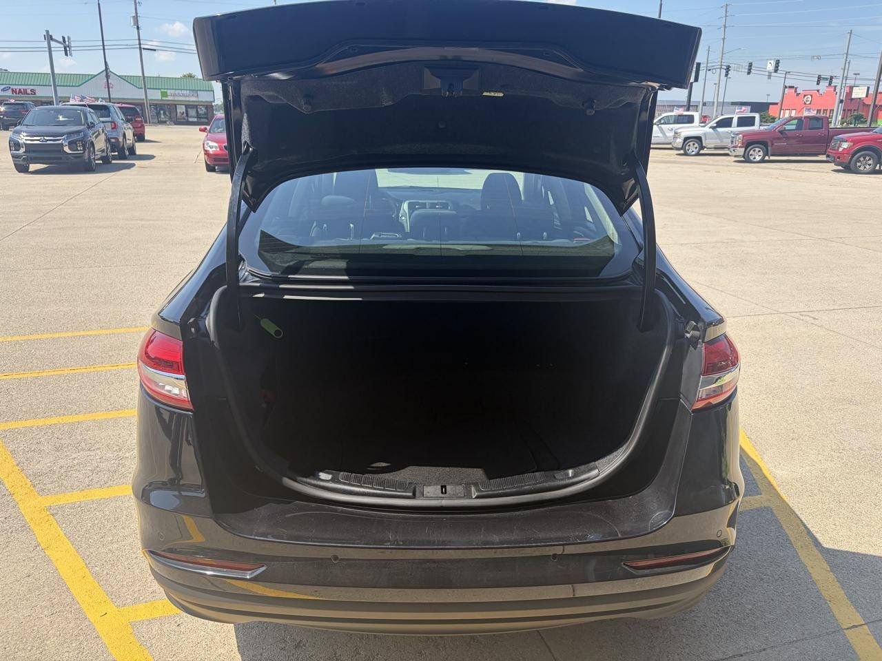 Used 2020 Ford Fusion SE FWD image 11