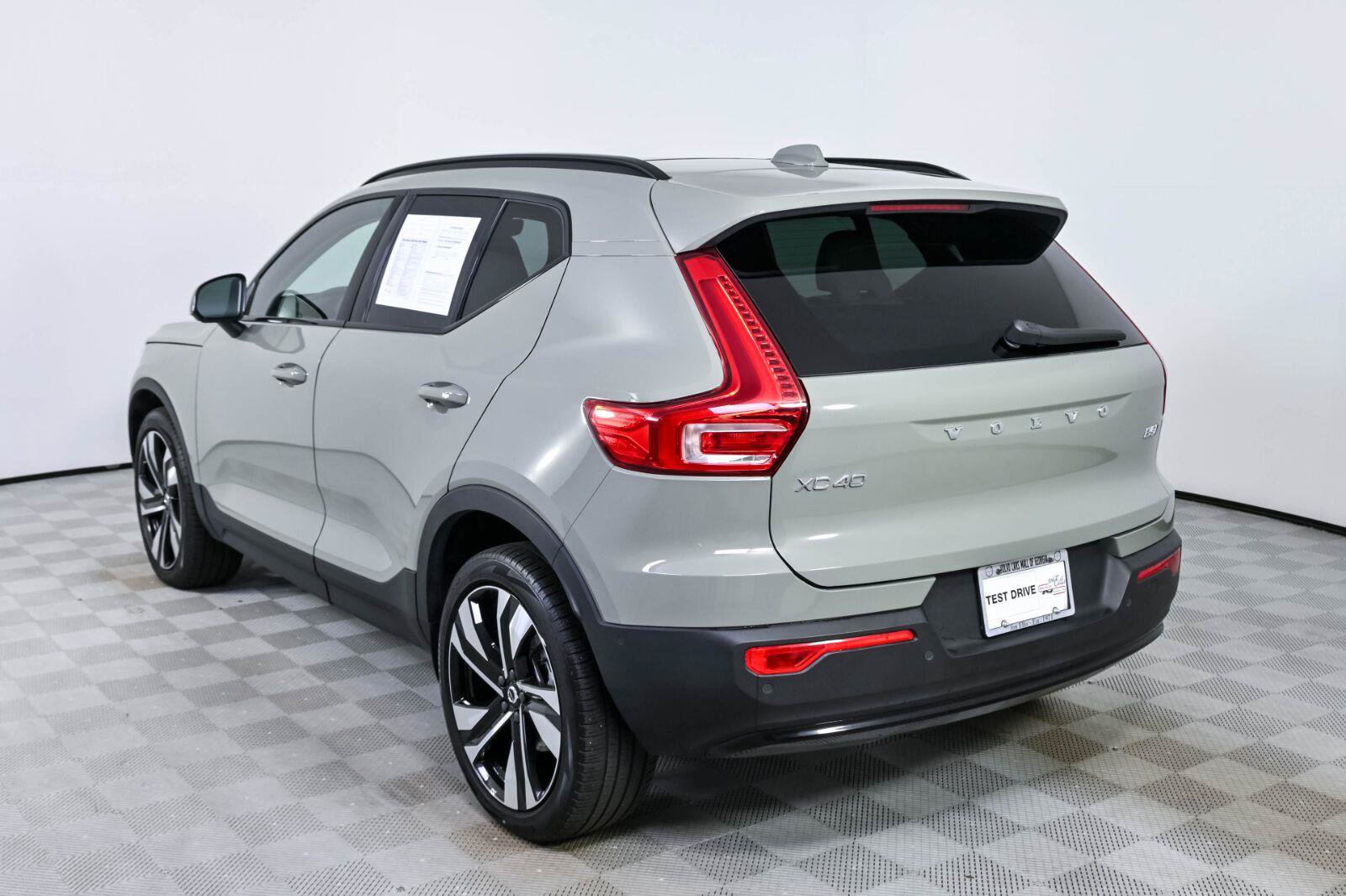 Used 2023 Volvo XC40 B5 Plus w/ Protection Package AWD/4WD image 3