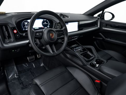 Certified 2025 Porsche Cayenne S AWD/4WD image 4
