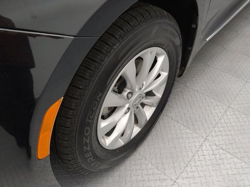 Used 2017 Chrysler Pacifica Touring-L FWD image 31