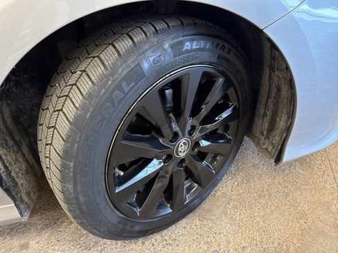 Used 2019 Toyota Camry LE FWD image 11