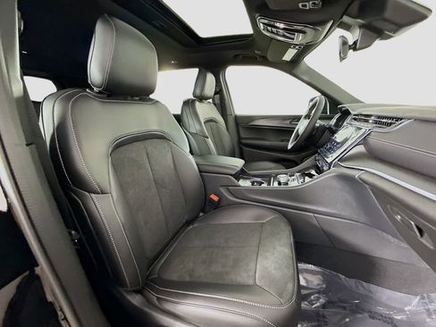 New 2025 Jeep Grand Cherokee Altitude image 23