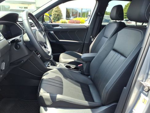 Certified 2023 Volkswagen Tiguan SE R-Line FWD image 18