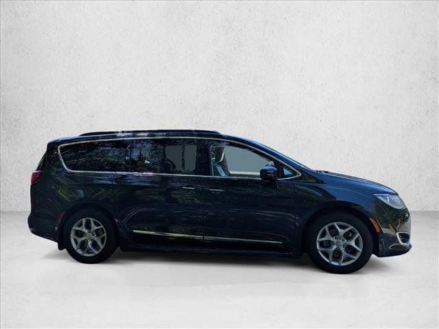 Used 2017 Chrysler Pacifica Touring-L w/ Tire & Wheel Group FWD image 4
