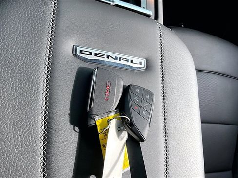 Used 2025 GMC Yukon XL Denali image 35