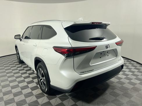 Used 2022 Toyota Highlander XLE FWD image 5