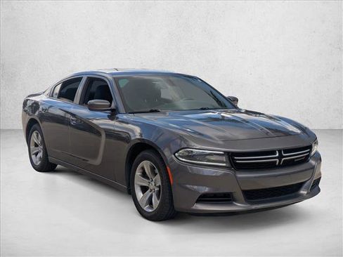 Used 2015 Dodge Charger SE w/ Sport Appearance Group image 3