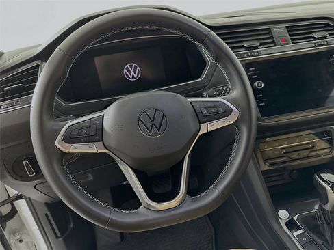 Used 2022 Volkswagen Tiguan SE image 12