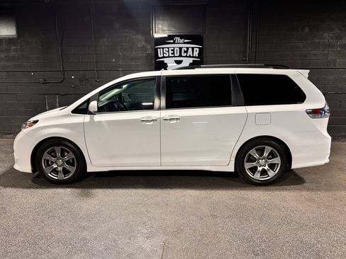 Used 2017 Toyota Sienna SE Premium FWD image 2