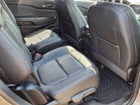 Used 2022 GMC Acadia SLT w/ Technology Package image 8