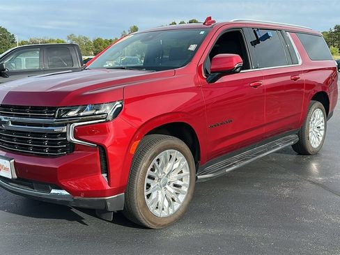 Used 2024 Chevrolet Suburban LT w/ LT Signature Plus Package AWD/4WD image 3