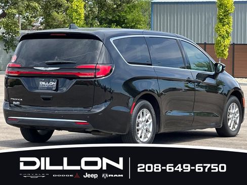 Used 2025 Chrysler Pacifica Select FWD image 4